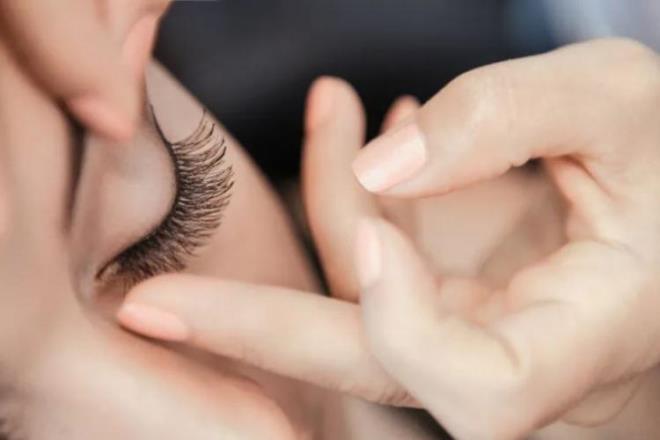 "KRPKLER GZMZ N OK DEERL"    lem srasnda kirpiklerin kopmamas ve enfeksiyon gememesinin nemini vurgulayan Dr. Aylin Kl, Aslnda kirpikler gzmz iin ok deerli, gzmz d ortamlara kar koruyan, tozdan, rzgardan kurumasn engelleyen kalkandr.