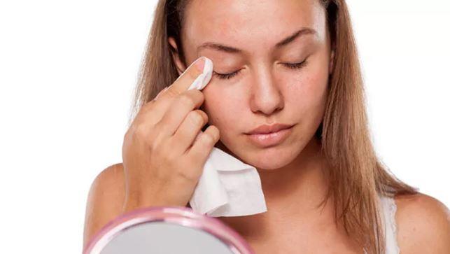 Yanl uygulama sonucu kirpik diplerinin tkana bileceini belirten Dr. Aylin, "Kirpik taktran insanlar gzlerini iyice temizleyemiyor, yapkanl gider de kirpikleri der diye.