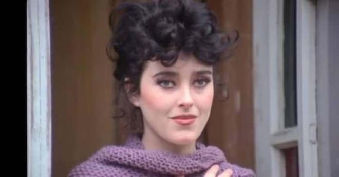 Yeilam'n unutulmaz filmlerinden "ekerpare" ile hafzalara kaznan oyuncu Yaprak zdemirolu, gzellii ve baarl oyunculuuyla hala daha byk ilgi gryor. nl oyuncunun yllar iindeki deiimi ise herkesi artt. te Yeilam'n gzeller gzeli oyuncusu Yaprak zdemirolu'nun son hali...