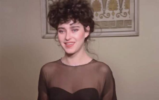 Daha nce sinema dnyasndan uzak durma sebebini aklayan nl oyuncu u ifadeleri kullanmt: "eme'ye tandk, orada ok rahat ve sakin bir hayatmz var. Yeni projeler geliyor fakat ben bir sre daha uzak kalmak istiyorum."