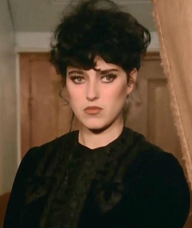 Bir dneme damga vuran 1983 yapm "ekerpare" filminde usta oyuncu ener en ile barol paylaan Yaprak zdemirolu, gzelliiyle herkesi etkisi altna almt.