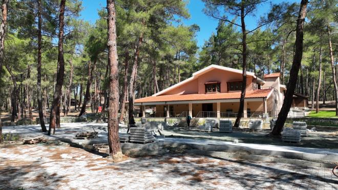 Bursa?nn turizmden daha fazla pay alabilmesi amacyla gastronomiden kamp ve karavan festivallerine kadar birok uluslararas organizasyona ev sahiplii yapan Bykehir Belediyesi, ehrin sahip olduu doal zenginleri daha geni kitlelere duyurabilmek amacyla eko-turizm yatrmlarn srdryor. Vatandalara doayla i ie bir ortamda tatil imkan sunacak proje kapsamnda evre dzenlemeleriyle Karagz Mesire Alan tam bir cazibe merkezi haline gelecek. Bykehir Belediyesi tarafndan Karagz Mesire Alan?nda 3 katl 712 metrekare kapal alan, 1200 metrekare bahesi olan restoran, 134 metrekarelik iki katl misafir evi, 40?ar metrekarelik 10 adet ve 50?er metrekarelik 5 adet olmak zere toplam 15 adet bungalov evi yaplyor. evre dzenlemeyle ilgili uygulamalar devam ederken, inaat, elektrik ve mekanik imalatlar tamamland.