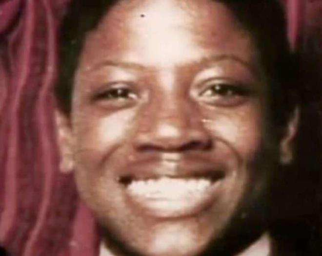 Milwaukee sokaklarnda Jeffrey Dahmer ile karlaan Lindsey, Dahmer tarafndan nce eve gtrlm ve ardndan zombi deneyi iin kullanlmt. nce ilala bayltlan Lindsey, henz hayattayken kafasna Dahmer tarafndan bir delik alm ve bitkisel hayata sokulmak zere beynine asit enjekte edilerek ldrlmt.