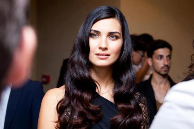 te yandan Arap dnyasnda gzelliiyle adndan sz ettiren Tuba Bykstn, 2008 ylnda 'Ihlamurlar Altnda' dizisiyle Katar Emiri eyh El Thani'nin dikkatini ekmeyi baarmt.