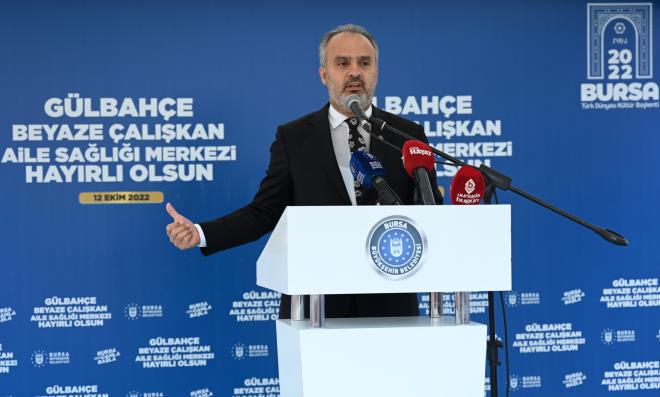 Hizmet kalitesi artacak<br>  l Salk Mdr Fevzi Yavuzylmaz da Glbahe Mahallesi?nde yaklak 25 yldr hizmet veren mekann yenilenmesinin kanlmaz olduunu kaydetti. Mevcut aile sal merkezinden 11 bin vatandan yararlandn dile getiren Yavuzylmaz, ?Davut alkan aabeyimiz ve Bykehir Belediyemizin katklaryla, gnmz artlarna uygun ve mahallemiz halkna layk bir aile sal merkezini mahallemize kazandryoruz. Bursa'da yaklak 2 yldr l Salk Mdrl yapyorum. Mutlulukla unu ifade edebilirim ki; Bursa'da halkyla, hayrseverleri ile kamu kurumlaryla gerekten gzel bir birliktelik ve dayanma var. Bunun en gzel rneini burada gryoruz. nallah ksa srede tamamlayp, hizmete aacaz. Bata alkan ailesi ve Bykehir Belediyemiz olmak zere, katk veren herkese teekkr ediyorum? diye konutu.