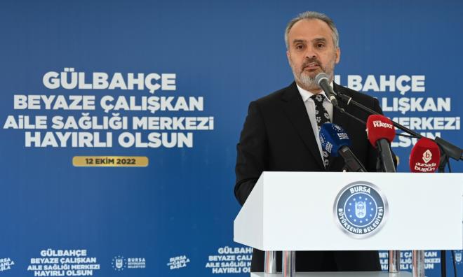 ?Mini hastane?<br>  Bursa Bykehir Belediye Bakan Alinur Akta, trende yapt konumada, greve geldii ilk gnden beri Glbahe?ye meydan kazandrlmas konusunun blgenin en nemli talebi olduunu syledi. Burada sadece bir salk merkezi deil ayn zamanda meydan dzenlemesi de yapacaklarn belirten Bakan Akta, ?Biraz gecikmeli de olsa talebi gerekletirmi olmann mutluluunu yayoruz. Her eyin ba salk ve Bykehir Belediyesi ile ile belediyeleri olarak bu konuda elimizden gelen katky vermeye alyoruz. Burada da ?mini hastane? hviyetinde bir salk merkezini ortaya karm olacaz. Kamulatrma akabinde projelendirme ile alakal almalar yapld. Bu gzel hizmetin yapmnda, hayrsever Sayn Davut alkan aabeyimiz ve onun kymetli ailesinin etkisi var. Kaba inaatn inallah onlar tamamlayacaklar. Kaba inaat bittiinde, Bykehir Belediyesi olarak ince iilik almalarn ve meydan dzenlemesini yapacaz. Yan tarafta grdnz binay da ykarak, meydan dzenlemesini tamamlam olacaz. Aile Salk Merkezi ve 112 Acil Servis stasyonu, 3000 metrekarelik alann 850 metrekaresinde yer alacak. Arkadalarm, projenin bitmesi iin 1 yllk bir sreten bahsettiler. imdi huzurunuzda sylyorum. nallah mart sonunda, ?hem de bir Ramazan akamnda? nce al, ardndan da iftar yaparz. Katkda bulunan hayrseverimize ve ailesine, bu gzellie vesile olduklar iin teekkr ediyorum. Mahallemize, Bursa?mza hayrl olsun? dedi.