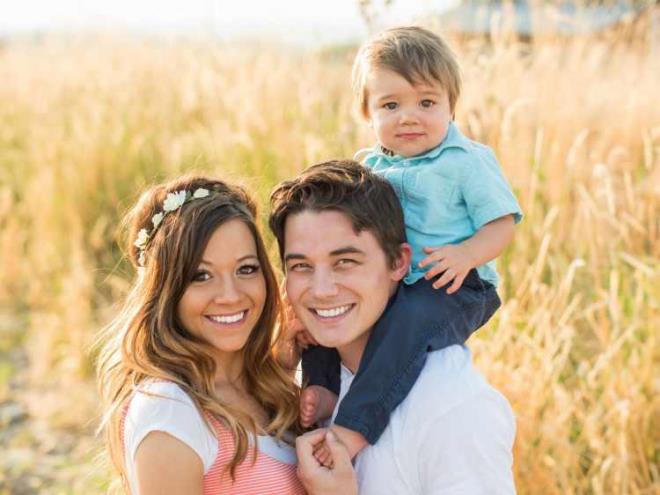 MUTLU BR ALE SALIKLI OCUKLAR DEMEK    Anne ve babann iletiim ierisinde olmas, en az ocuklaryla iletiim ierisinde olmas kadar nemlidir. Salkl iletiimin balayaca ilk nokta kiinin kendisi olduu iin, ei sonra ocuklar eklinde sralanr. Mutlu bir anne, mutlu bir e demektir. Mutlu bir e mutlu ailenin temeli olurken, onu mutlu edecek kii de babann kendisidir. Bu konuda i ie gemi zincirler gibi olduunu belirten uzmanlar, ilk temel admn salam olmas gerektiini altn izdi.