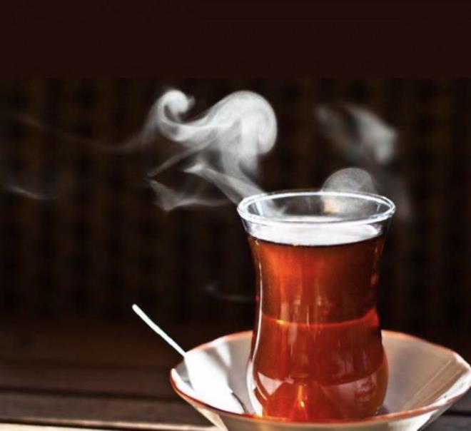 YEMEKTEN SONRA AY MENN ZARARI BYK    Her szyle gndemi sarsan ve ne yemememiz gerektii hakknda uyarlarda bulunan Canan Karatay, yemekten sonra iilen scak ayn birok zarar olduunu syledi. "Aslnda ay deil zehir iiyorsunuz" diyen Karatay, "ay tketimi en az yemekten iki saat sonra iilmesi gereklidir" dedi.