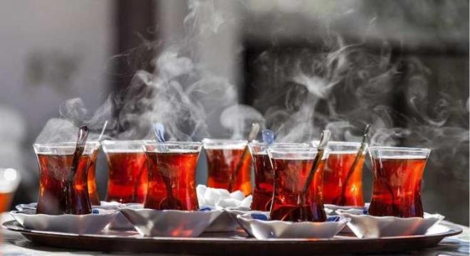 DEM VE KNLK YAPIYOR    Genellikle gn ierisinde ortalama olarak 4 bardak ay tketiliyor ve bunun yannda su tketimini aksatyorsanz vcudunuzda dem oluumuyla kar karya kalabilirsiniz.