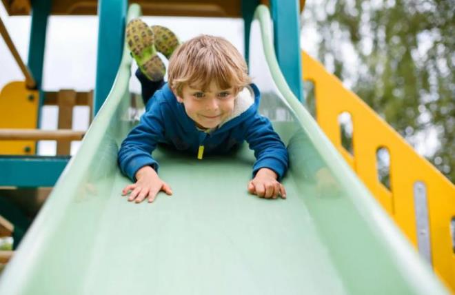 3 GNDE VRS YERLEYOR    Hastaln bir yerleme sresi olduundan bahseden Dr. Ayas, 3 gn gibi bir zaman diliminde yerletiini belirterek "Bu sre sonunda, ocukta hafif ate ve kusma ardndan ise karn ars ve ishal balyor. Hasta bebek ve ocuklarda virs temasndan 1-3 gn sonra belirtiler grlmeye balar. Hastalarn yzde 80- yzde 90?nda yksek ate ve kusma ilk belirtilerdir.1-2 iinde, gnde 3-10 defa oluan ishal elik eder. Ayrca rota geiren bebek ve ocuklarda halsizlik, bitkinlik, az kuruluu, idrara az kma, itahszlk, kilo kayb en nemli belirtilerdir. Ufak bebeklerde ve baklk sistemi basklanm olanlarda klinik olduka ar seyreder." aklamasn yapt.
