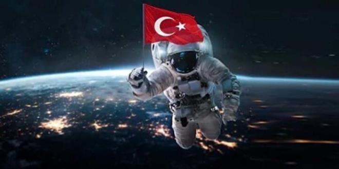 Kesintisiz iletiim salamas bu kyafetlerin en nemli zellikleri arasnda geliyor. Uzay yolcularnn gl telsizler ile uzay istasyonlar ve Dnya'daki yer kontrol merkezi ile iletiim halinde bulunmalar gerekiyor.