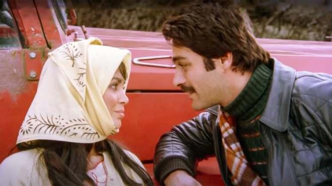 Beyolu Kltr Yolu Festivali kapsamnda, 'Selvi Boylum Al Yazmalm' filmini Atatrk Kltr Merkezi'nin d alannda sinemaseverlerle birlikte izleyen Trkan oray samimi aklamalarda bulundu.