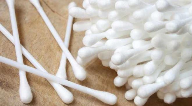 Vcudumuzda zellikle yaz aylarnda deniz, havuz ya da du alm esnasnda suyla temas artyor. Bu sebepten tr kula sk sk temizleme istei oluuyor. Temizleme esnasnda oluan zedelenme ya da izik, bakterilerin kolayca yerleip d kulak yolunda enfeksiyona sebep olabilir.