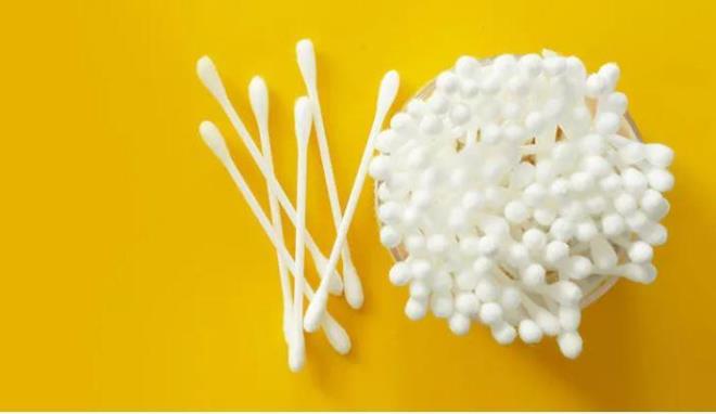 Tp dilinde buon olarak adlandrlan kulak kiri, bilinenin tam tersi vcudumuzun doal bir salgn olarak uzmanlar tarafndan aklanyor.  Kulak ubuu ile temizlemeye kalkmann ise zararlar bir hayli fazla, kulak ubuu sar edebiliyor. Peki kulak ubuuyla kulak temizlemenin zararlar nelerdir? Kulak ubuu sar eder mi?