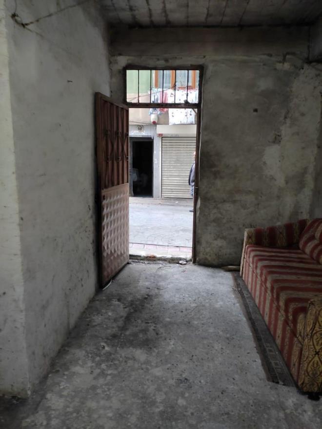 Esenler Davutpaa Mahallesi'nde bir kii ise daha nce kmrlk ve depo olarak kullanlan giri katndaki evini emlakya verdi.