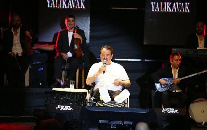 nl trkc, ayandaki iki kra ramen sz verdii zere hayranlaryla bulumasn ertelememi, nce Bodrum, daha sonra eme'de sahneye kmt.