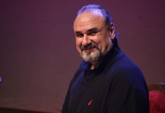 HAKAN AYSEV     "ok byk bir gurur. Ben ok araba merakls bir insanm. Byle bir tutkum var. Bu nedenle benim iin ayrca bir gurur. Devrim Arabas'ndan beri uzun sredir ilk yerli arabamzn retilecei gn bekliyorduk. Ben modeli grdmden beri ok etkilendim. Gerekten ok gzel bir tasarm, ok beendim. Trkiye otomobilini retmekte ge bile kald. Keke daha nce yerli otomobilimizi yapabilseydik. Bir an nce sata kmasn bekliyorum. nk ilk alanlardan olmak gibi bir isteim, arzum var. Umarm bu isteimi hayata geirmeyi baarabilirim ve ilk sahip olanlardan olurum."