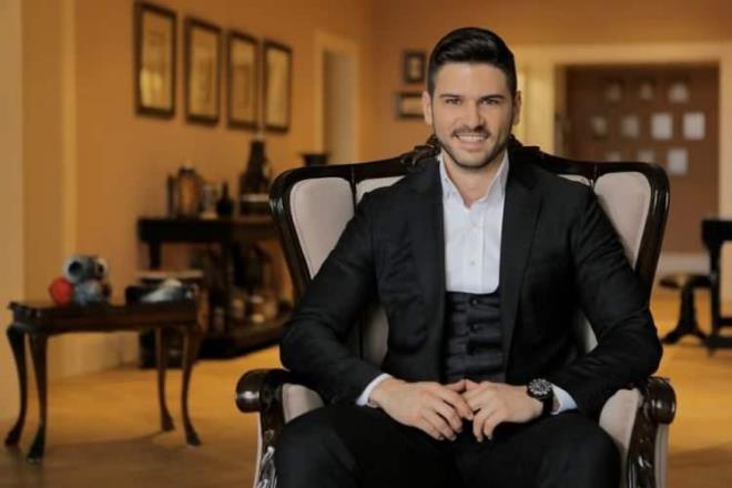 TOLGAHAN SAYIMAN     "Trkiye'nin son yllarda yapm olduu sanayi atann en nemli g gstergesi olan TOGG'un lkemiz iin hayrl ve uurlu gelmesini temenni ederim."