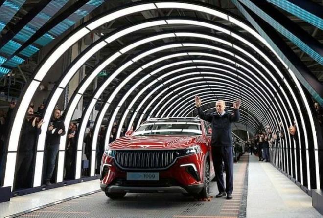 Cumhurbakan Recep Tayyip Erdoan tarafndan 27 Aralk 2019'da n gsterim aralarnn tantm yaplan, 18 Temmuz 2020'de fabrikasnn inasna balanan Togg, nceki gn grcye kt. Tm lkede byk bir heyecan oluturan yerli otomobil iin nl isimlerde paylamlarda bulundu.
