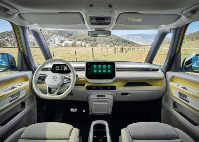 Aracn elektrikli motoru 310 Nm'lik maksimum tork retiyor. Bataryann konumu sayesinde iyice drlm olan arlk merkezi sayesinde aracn dinamizmi artyor.    Tasarm, ID. Buzz'n dn dairesi apnn yaklak 11 metre olmasn da salyor.