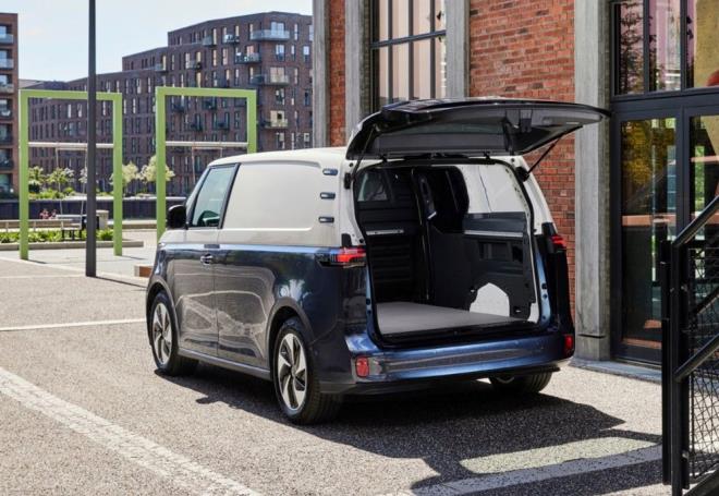 ID. Buzz Cargo sonbahardan itibaren Avrupa?da, 2024 ylnn ilk eyreinden itibaren Trkiye yollarnda kendini gsterecek.     Volkswagen'in ID serisinin dier yeleri gibi Buzz da MEB platformu zerinde ykseliyor.