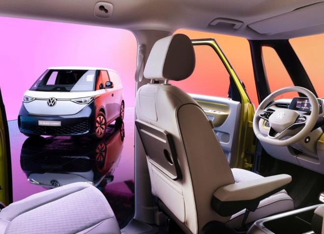 30 DAKKADA YZDE 5'TEN YZDE 80'E ARJ    Lityum iyon batarya, 11 kW alternatif akmla (AC) arj edilebildii gibi, bir CCS konektr araclyla DC hzl arj istasyonunda 170 kW'a kadar artan bir gte arj edilebiliyor. Bu ekilde arj edildiinde, bataryann arj seviyesi yaklak 30 dakikada yzde 5'ten yzde 80'e ykseliyor.