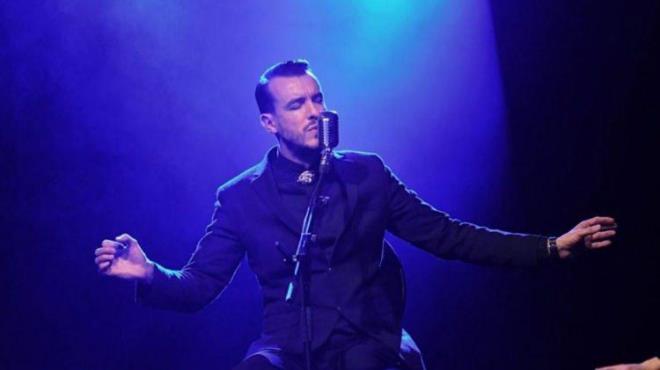 CEM ADRAN    arkclk kariyerine hzl bir gei yapan Cem Adrian'n da hikayesi ilgin. Adrian, Etiler'de bir kafede falclk yapyordu. Mzisyen olmak isteyen Cem Adrian fal bakt bir mterisi onun hayallerine giden yolu amasnda yardmc oldu.