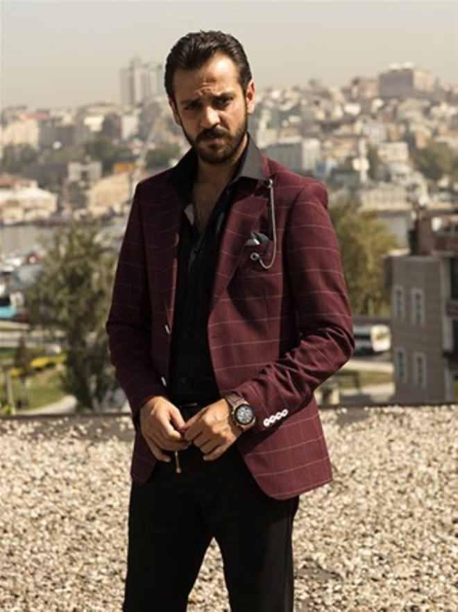 ERKAN KOLAK KSTENDL    Son dnemin en ok konuulan isimlerinden biri olan Erkan Kolak Kstendil, bir dnem kalecilik yapm. Erkan Kolak Kstendil oyunculuk servenini yle anlatyor: Bursaspor'da kaleciydim. SS'den yksek puan alamazdm nk rakamlarla aram iyi deildi. Spor Akademisi'ne girmek isterdim ama kaleci olduum iin ok hzl koamyordum. Geriye konservatuvar kald. Lisedeki hocam Zuhal Kseolu beni konservatuvara ynlendirdi. stanbul'a telefon ap "Bir ocuk gndersem bakar msnz?" dedi.