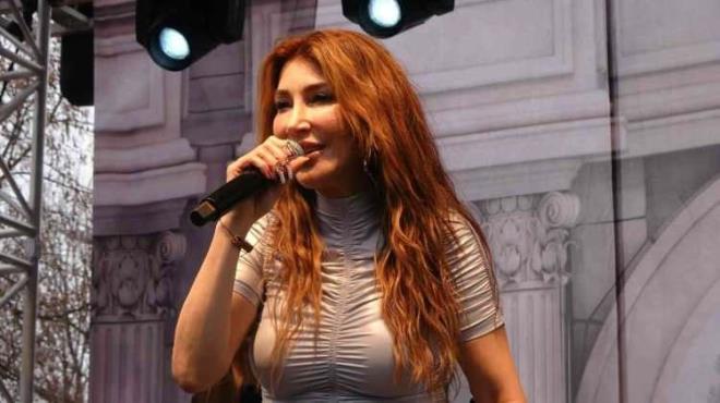 HANDE YENER    Hande Yener'i Hlya Avar modaevinde kefediyor.