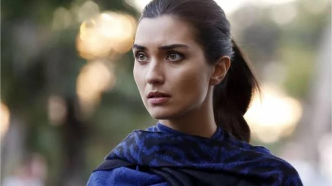 Sultan Makam dizisiyle hayatmza giren Tuba Bykstn, emberimde Gl Oya, Ihlamurlar Altnda ve Asi dizileriyle baar grafiini ykseltti.