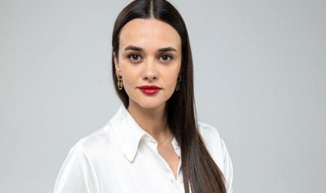 HANDE SORAL    Tolga evik'in oynad Komedi Dkkan'nn yapmcs Hande Soral' yanna arp oyunculuk yapmak isteyip istemediini sordu.