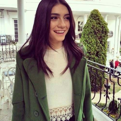 HAZAR ERGL    Hazar Ergl?nn hikayesi ise ilham verici: ''Benim kariyer planlarmda oyunculuk hi hesapta yoktu, bir tavsiye zerine tiyatroya gittim, 'Tamam burada olmalym' dedim. Hukuk okuyacaktm, tiyatrodan sonra kararm deitirip Hali niversitesi'nde oyunculuk eitimi almaya baladm. Hayatm boyunca maddi kazan saladm yer bu alan olacak ama ok daha nemlisi u ki kendimi bulduum i bu.''