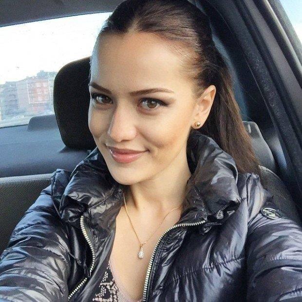 Almanya'da yaayan Fahriye Evcen, tatil iin geldii Trkiye'de merhum Oya Aydoan'n programna seyirci olarak katlmt. Daha sonra Oya Aydoan onu yapmcs brahim Mertolu ile tantrmt. Telefon numaras alveriinden sonra Fahriye Evcen Almanya'ya dnmt. Ama telefonu bir trl susmak bilmedi. Sonunda dayanamayp gelen rol tekliflerini kabul etti. ''Asla Unutma' ve 'Hasret' dizilerinde rol ald. Ama asl byk kn 'Yaprak Dkm' ile yapt.