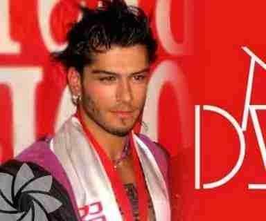 Organizatrler Burak zivit'in fotoraflarn tesadfen pte bulup beenince yakkl oyuncu modellik yarmasnda ikinci olarak hret basamaklarna ilk adm atmt.