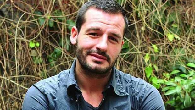 NHAT ALTINKAYA    Nihat Alptu Altnkaya 17 yanda gece kulplerinin nnde koruma olarak almaya balad. Bir gn stiklal Caddesi'nde yrrken bir ajans sahibi peinden koarak onu durdurdu. Ajans sahibinin 'Seni ekebilir miyiz?" sorusuna olumlu yant veren Nihat Altnkaya iin kader ite o anda deiti.