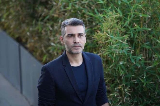 CANER CNDORUK    Adana ehir Tiyatrolar'ndaki amcasyla alan Caner Cindoruk, daha 17 yandayken profesyonel oyuncu olmu.