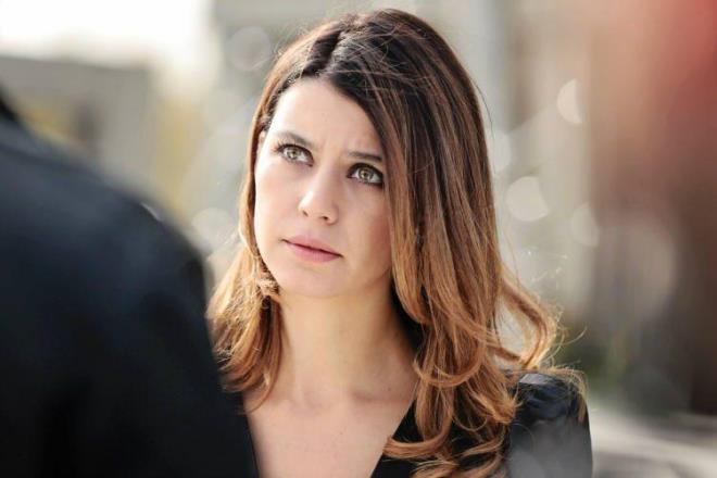 BEREN SAAT    retim grevlisi olma hayalini kurarken oyuncu olan Beren Saat, bir yarmada kefedildi.