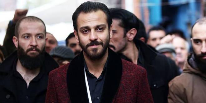 O dnem 'Romeo+ Juliet' adnda bir film vard. "Biliyorum, Leonardo DiCaprio" dedim. Erkan Can "Hay ..., ok iimiz var" dedi.  Ardndan stanbul'a gelip konservatuvara girdim. Oradan sonra ilk uzun soluklu iim 'Sakarya Frat'ta oyunculua baladm. diyerek oyunculuk servenini aklad.