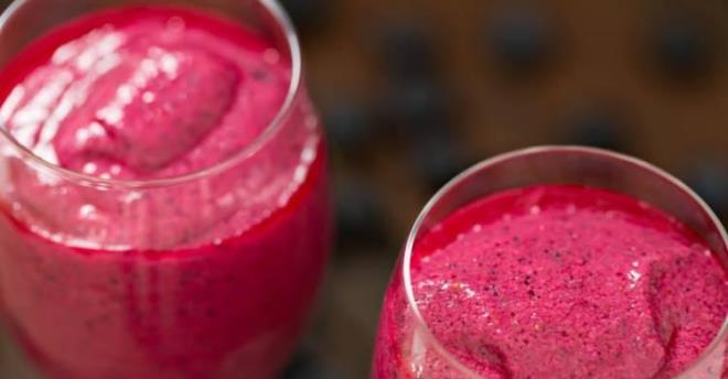 YAPILII:    Krmz pancar halayp kabuunu soyun. Tm malzemeleri blender iine koyun ve kvaml bir sv haline gelinceye kadar altrn. eceiniz hazr!