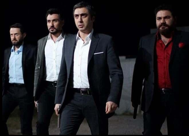 Uzun zamandr ekrasnlarda yer almayan  Erhan Ufak uzakta ei ve ocuklaryla bir yaam srdryor.