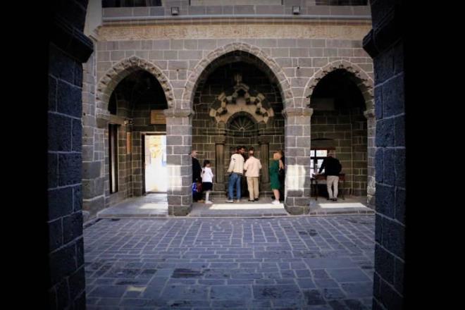 Merkez Sur ilesindeki cami ierisinde bulunan tarihi Mesudiye Medresesi?nde, Leonardo da Vinci'ye ilham kayna olduu dnlen El-Cezeri tarafndan yaplan 2 stun, grenleri hayran brakyor.