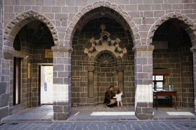 El-Cezeri?ye ait stunlarn 1975 Lice depreminden dolay ksmen hasar grdn kaydeden Aydn, ?Solda olan stun salkl alrken sadaki stunu evirmekte zorlanyoruz.