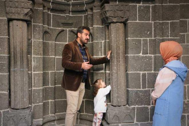 Bunlardan bir tanesi hemen arkamzda bulunan stunlardr. Sada ve solda mihrabn iki tarafnda stunlar bulunur.       Mihrabn sana ve soluna bu stunlarn yaplmasndaki neden; herhangi bir deprem veya toprak kaymas olduu zaman yapda herhangi bir hasar meydana geldii zaman bu stunlar dndremiyoruz ve durduu yerde kilitleniyor? dedi.