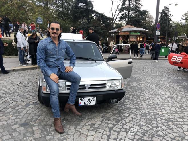 Sakarya, Fransa'ya ilk nce Tofa Murat aracn getirerek plakasn Fransz plakasna evirdiini, sonradan getirdii 1993 model ahin arabasna da Fransz plakas almaya altn kaydetti.