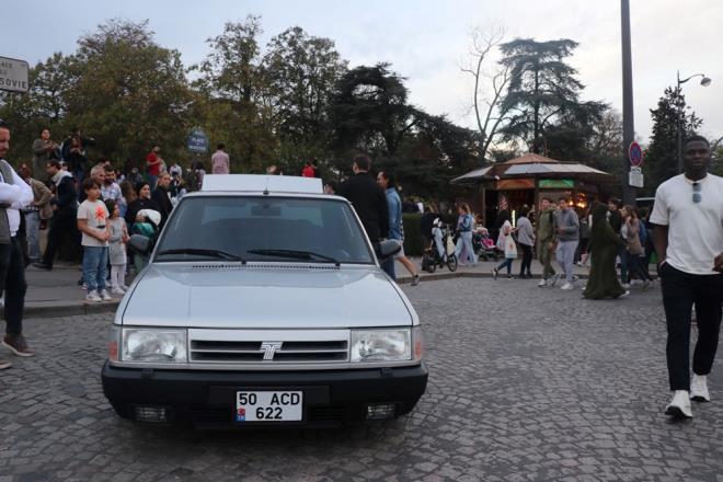 renciyken geldii Paris'te u anda 5 iletmesi bulunan 38 yandaki Sakarya, iki Mercedes, iki Tofa ahin ve bir Tofa Murat'tan oluan koleksiyonu olduunu syledi.