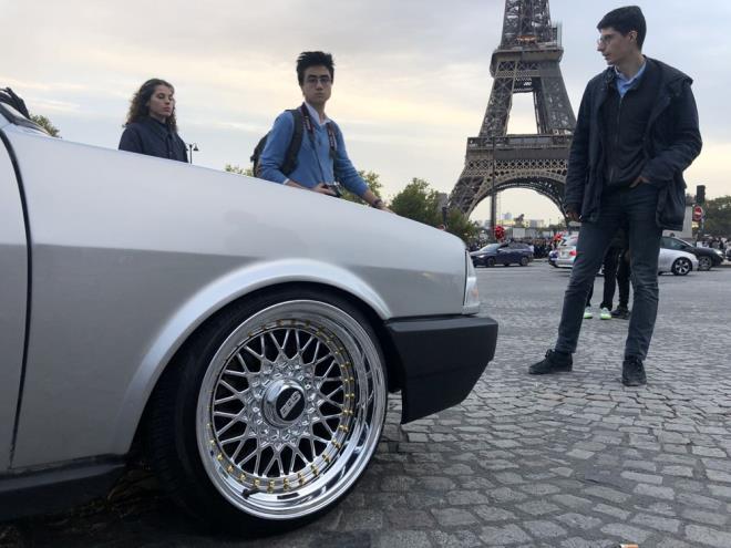 Sakarya, arabasn yolda grenlerin ardn ve ok ilgi duyduunu belirterek "(ahin) Burada Lamborghini'den, Ferrari'den daha ok dikkat ekiyor" ifadesini kulland.