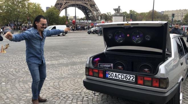 rgpl Korhan Sakarya'nn Paris'e getirdii ahin arac grenlerin ilgisini ekiyor.