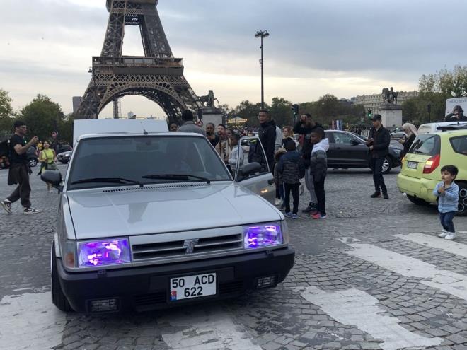 Eyfel Kulesi yaknlarnda memleketi Nevehir'in plakasn tayan 2001 model ahin aracnda trk ald anlarn grntsyle sosyal medyada gndem olan Sakarya,  araba sevdasnn genlik yllarndan geldiini anlatt.