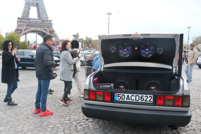 TOGG'LA DA OYNAYACAK    Sakarya, yerli otomobil TOGG'un Trkiye iin ok iyi bir proje olduunu syleyerek imkanlar el verirse yerli ara TOGG'u satn alp Eyfel Kulesi yaknlarna getirip yine burada oyun havas oynamak istediini ifade etti.