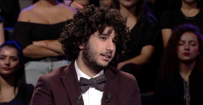 Atv ekranlarnn ok sevilen bilgi yarmas Kim milyoner olmak ister yarmasnda unutulmaz anlar yaanmasna neden olan ve 1 milyon TL kazanan Arda Ayten ortaya kt. Uzun zamandr ortalarda grnmeyen Ayten'in ne yapt merak konusu oldu. te "lene kadar renci kalacam" diye Arda Ayten?in son hali